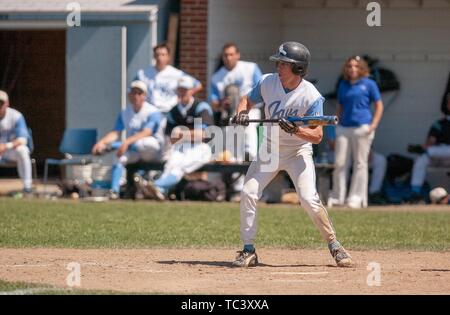 A piena lunghezza shot di un membro della Johns Hopkins University Blue Jays gli uomini la squadra di baseball tenendo un bat durante un gioco, 6 maggio 2004. Dall'Homewood raccolta di fotografie. () Foto Stock