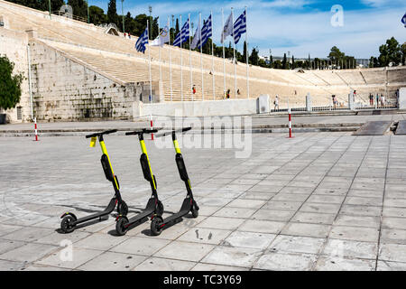 Alcuni scooter elettrici parcheggiata fuori il Stadio Panateneico in Grecia Foto Stock