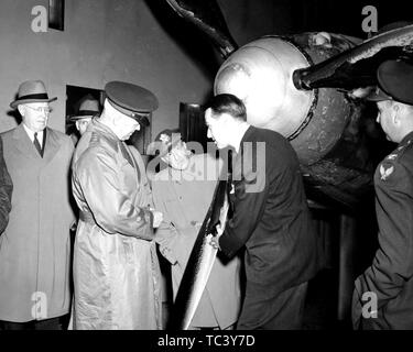 Generale Henry Harley "Hap' Arnold (1886 - 1950), in cappotto lungo, ispeziona la formazione di ghiaccio sulle pale di elica al motore del velivolo Research Laboratory di Cleveland, Ohio, 9 novembre 1944. Immagine cortesia Nazionale Aeronautica e Spaziale Administration (NASA). () Foto Stock