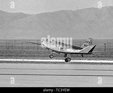 Pilot Bruce Peterson terre il HL-10 corpo sollevamento di aeromobili su Rogers Dry Lake al Dryden Flight Research Center ad Edwards, California, 22 dicembre 1966. Immagine cortesia Nazionale Aeronautica e Spaziale Administration (NASA). () Foto Stock