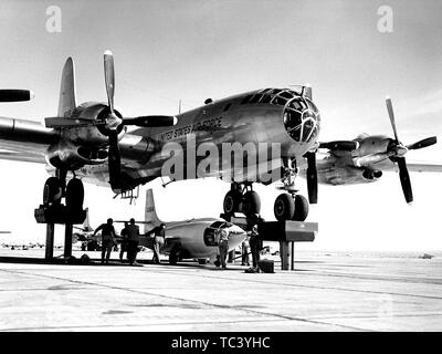 X-1 'Queenie' aeromobile accoppiato all'EB-50A Superfortress aeromobili a Edwards Air Force Base, Kern County, California, 9 novembre 1951. Immagine cortesia Nazionale Aeronautica e Spaziale Administration (NASA). () Foto Stock