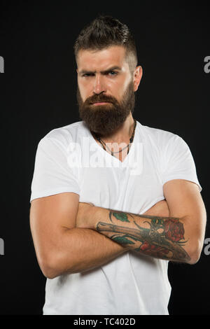 Uomo bello hipster elegante barba e baffi. Barbiere suggerimenti mantenere la barba. Styling e rifinire barba care. La bellezza e la mascolinità. Barbuto fiducioso hipster. Barba moda e barbiere concetto. Foto Stock