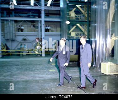 Il presidente John F Kennedy e il dottor Wernher von Braun tour uno dei laboratori del Marshall Space Flight Center di Huntsville, Alabama, Settembre 11, 1962. Immagine cortesia Nazionale Aeronautica e Spaziale Administration (NASA). () Foto Stock