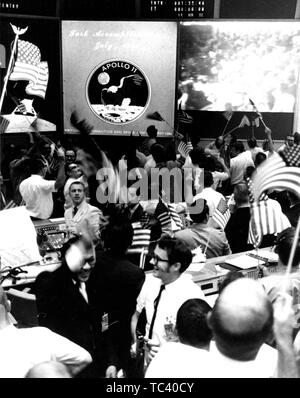 Volo personale di controllo per celebrare la conclusione positiva dell'Apollo 11 atterraggio lunare di missione presso la missione di controllo delle operazioni in camera il Mission Control Center, edificio 30, presidiata centro di veicolo spaziale, Houston, Texas, 24 luglio 1969. Immagine cortesia Nazionale Aeronautica e Spaziale Administration (NASA). () Foto Stock