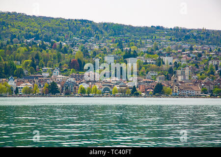 Vista di Evian-les-Bains città presa dal Lago di Ginevra in Francia Foto Stock