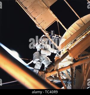 Scienziato-astronauta Owen K Garriott svolge un attività extravehicular all'Apollo Telescope Mount (ATM) in orbita intorno alla terra, 6 agosto 1973. Immagine cortesia Nazionale Aeronautica e Spaziale Administration (NASA). () Foto Stock
