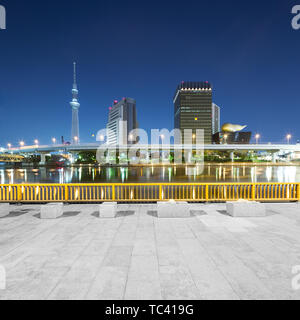 Svuotare piano con panorama urbano di Tokyo di notte Foto Stock