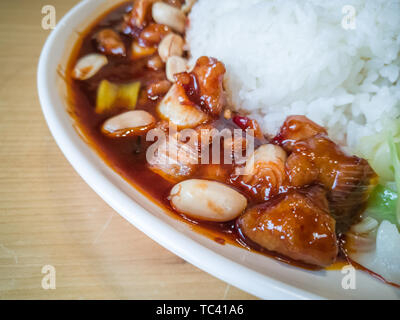 Una lastra di Kung Pao pollo con riso coleslaw Foto Stock