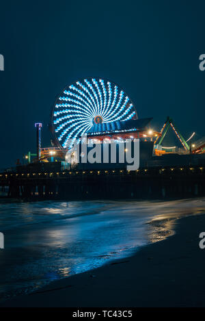Ruota panoramica sul molo di Santa Monica di notte, in Santa Monica, Los Angeles, California Foto Stock