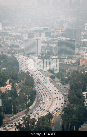 Paesaggio urbano in vista della superstrada 101 dall'Hollywood Bowl si affacciano su Mulholland Drive a Los Angeles, California Foto Stock