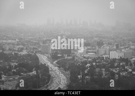 Bianco & nero opaco cityscape vista da Hollywood Bowl si affacciano su Mulholland Drive a Los Angeles, California Foto Stock