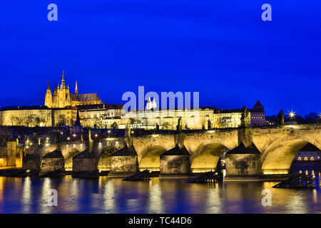 Ponte Charlie e il quartiere del castello di notte Foto Stock