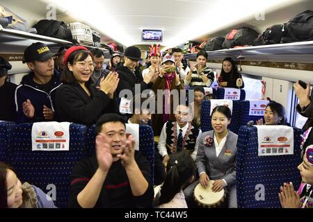 Il 5 gennaio 2019, l'UEM Kunming-Lijiang tenendo le mani in montagna ad ovest del Lago Dianchi e Yulong Snow Mountain aperto il funzionamento. Lijiang, rinomata località turistica nella parte occidentale di Yunnan, è integrato nel national rete ferroviaria ad alta velocità. Sul treno di partenza, cinesi e stranieri di passeggeri e personale viaggiante si radunano per godersi i diversi paesaggi naturali della terra di Yunling, sento l'unico doganale nazionale nel sud di Caiyun e pensare alla bella visione della cinghia e la strada Foto Stock