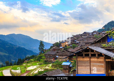 Un villaggio circondato da terrazze in montagna nel sud-est Guizhou, Guizhou, Cina Foto Stock