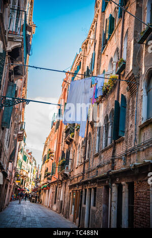 Tranquillo e profondo italiano città d'acqua, i vicoli medievali di Venezia. Foto Stock