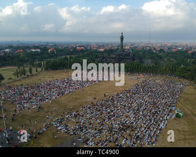 Vista dall'aereo dell'Eid al-Fitr preghiera nel 2019 a Puputan Renon campo. Eid preghiere erano frequentate da th Foto Stock