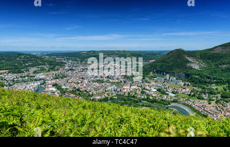 Panorama della città di Lourdes, famoso per il suo pellegrinaggio, Francia Foto Stock