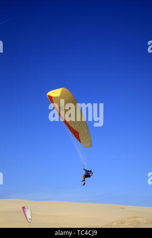 Parapendio sulla grande duna di Pilat. Bacino di Arcachon, Nouvelle Aquitaine. Francia Foto Stock