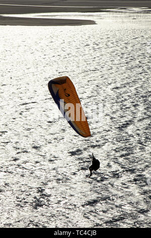 Parapendio sulla grande duna di Pilat. Bacino di Arcachon, Nouvelle Aquitaine. Francia Foto Stock