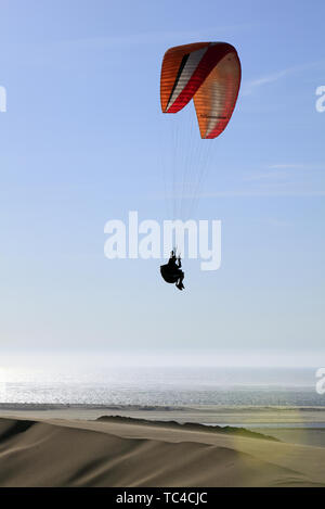 Parapendio sulla grande duna di Pilat. Bacino di Arcachon, Nouvelle Aquitaine. Francia Foto Stock