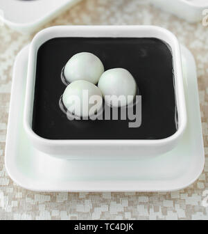 Sesamo nero gnocchi di pasta Foto Stock