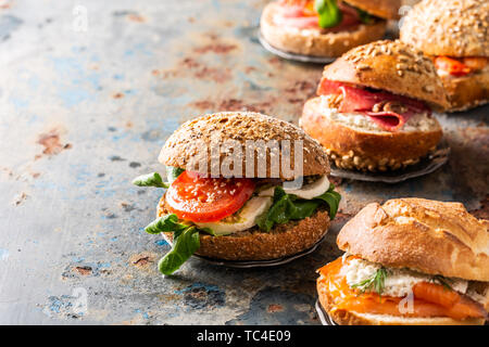 Italian Caprese panini con pomodori freschi, formaggio mozzarella Foto Stock