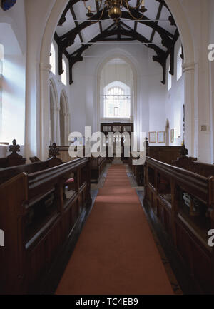 Interno della chiesa mostra il coro e la navata di Santa Maria Vergine, Otley Suffolk. Foto Stock