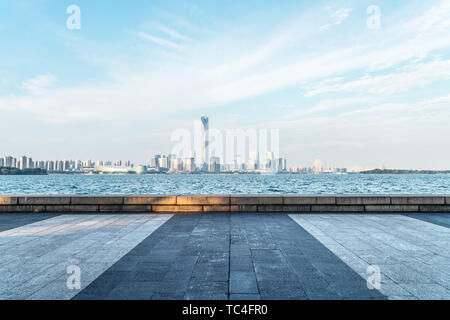 Piano sulle rive del Golden Lago di pollo a Suzhou Foto Stock