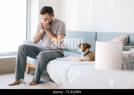 L uomo che soffre di allergie di pet a casa Foto Stock