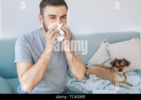 L uomo che soffre di allergie di pet a casa Foto Stock