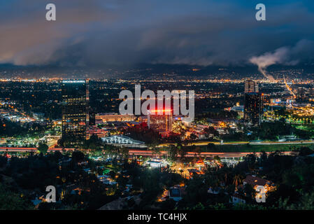 Notte cityscape vista dalla Città Universale si affacciano su Mulholland Drive a Los Angeles, California Foto Stock