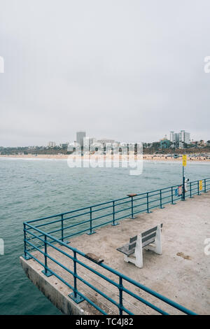 Panca e la vista della spiaggia sul molo di Santa Monica, California Foto Stock