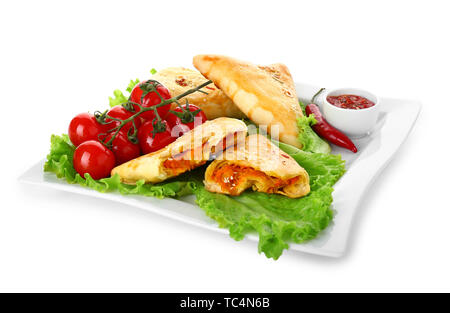 Piastra con gustosi samosa vegetali su sfondo bianco Foto Stock