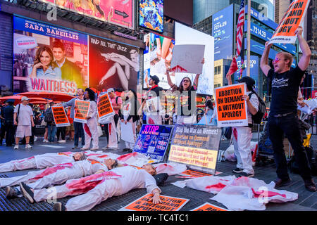 New York, Stati Uniti. 04 Giugno, 2019. I dimostranti chiedono "Aborto senza scuse" si sono riuniti in corrispondenza di Times Square Red passaggi su Giugno 4, 2019 come parte di una giornata nazionale di azione per fermare l'aborto divieti. I partecipanti indossava pantaloni sanguinante e gridato, "l'aborto è sul punto di essere illegale!!!". Credito: Erik McGregor/Pacific Press/Alamy Live News Foto Stock