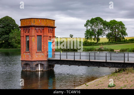 Costruita in mattoni Edwarding water tower a Sywell Country Park, Northamptonshire, Regno Unito. Foto Stock