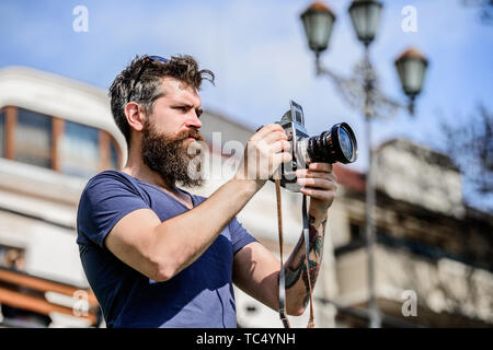 Say cheese. retrò attrezzature fotografiche. foto della natura. reporter o giornalista. Coppia hipster con la barba. Uomo Barbuto. hipster uomo in estate gli occhiali da sole. brutale fotografo con la fotocamera. Foto Stock