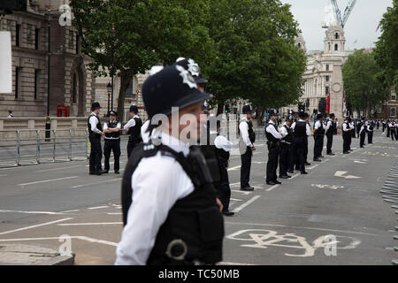 La polizia sterilizzare Whitehall, di chiusura verso il basso a causa di proteste contro la visita di Stato del Presidente americano Donald Trump il 4 giugno 2019 a Londra, Regno Unito. Gli organizzatori insieme contro Trump che è una collaborazione tra l'arresto della coalizione vincente e Stand fino al Trump, hanno organizzato un carnevale di resistenza, una manifestazione nazionale di protesta contro il Presidente Trump le politiche e la politica durante la sua ufficiale visita NEL REGNO UNITO. Foto Stock