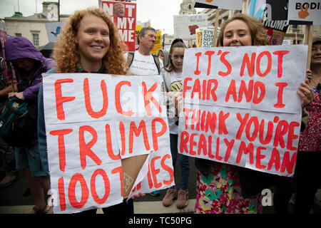 Le proteste continuano sotto la pioggia contro la visita di Stato del Presidente americano Donald Trump il 4 giugno 2019 a Londra, Regno Unito. Gli organizzatori insieme contro Trump che è una collaborazione tra l'arresto della coalizione vincente e Stand fino al Trump, hanno organizzato un carnevale di resistenza, una manifestazione nazionale di protesta contro il Presidente Trump le politiche e la politica durante la sua ufficiale visita NEL REGNO UNITO. Foto Stock