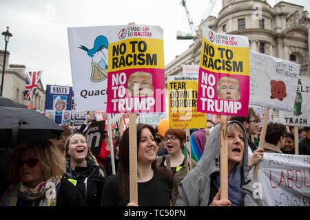 Le proteste continuano sotto la pioggia contro la visita di Stato del Presidente americano Donald Trump il 4 giugno 2019 a Londra, Regno Unito. Gli organizzatori insieme contro Trump che è una collaborazione tra l'arresto della coalizione vincente e Stand fino al Trump, hanno organizzato un carnevale di resistenza, una manifestazione nazionale di protesta contro il Presidente Trump le politiche e la politica durante la sua ufficiale visita NEL REGNO UNITO. Foto Stock