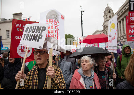 Le proteste continuano sotto la pioggia contro la visita di Stato del Presidente americano Donald Trump il 4 giugno 2019 a Londra, Regno Unito. Gli organizzatori insieme contro Trump che è una collaborazione tra l'arresto della coalizione vincente e Stand fino al Trump, hanno organizzato un carnevale di resistenza, una manifestazione nazionale di protesta contro il Presidente Trump le politiche e la politica durante la sua ufficiale visita NEL REGNO UNITO. Foto Stock