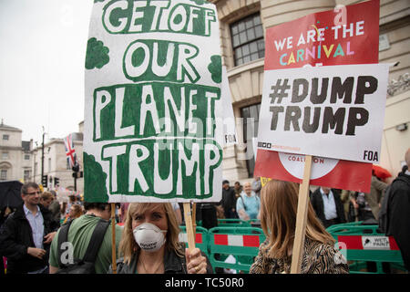 Le proteste continuano sotto la pioggia contro la visita di Stato del Presidente americano Donald Trump il 4 giugno 2019 a Londra, Regno Unito. Gli organizzatori insieme contro Trump che è una collaborazione tra l'arresto della coalizione vincente e Stand fino al Trump, hanno organizzato un carnevale di resistenza, una manifestazione nazionale di protesta contro il Presidente Trump le politiche e la politica durante la sua ufficiale visita NEL REGNO UNITO. Foto Stock