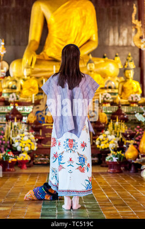 Una giovane donna asiatica si erge e adorava Buddha nel Tempio di Wat Phant Tao Chiang mai, Thailandia. Foto Stock