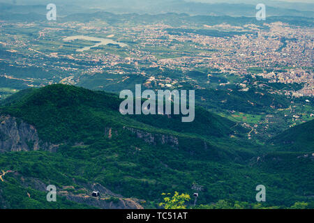 Vista aerea di Tirana, capitale dell'Albania dalla più vicina montagna Dajti Foto Stock