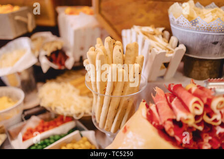 Festosa buffet salato, carne, pesce e patatine, palline di formaggio e altre specialità per la celebrazione di matrimoni e altri eventi ben decorate Foto Stock