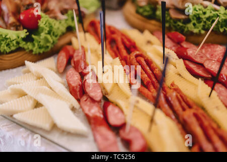 Festosa buffet salato, carne, pesce e patatine, palline di formaggio e altre specialità per la celebrazione di matrimoni e altri eventi ben decorate Foto Stock