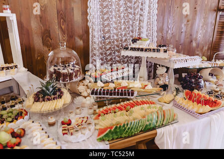 Festosa buffet salato, carne, pesce e patatine, palline di formaggio e altre specialità per la celebrazione di matrimoni e altri eventi ben decorate Foto Stock