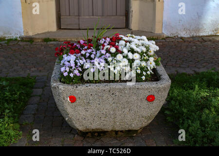 Vasi di fiore di pietra per le strade della città. Foto Stock