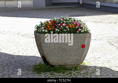 Vasi di fiore di pietra per le strade della città. Foto Stock