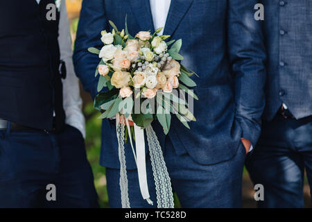 Il govern detiene elegante bouquet nozze nelle sue mani Foto Stock