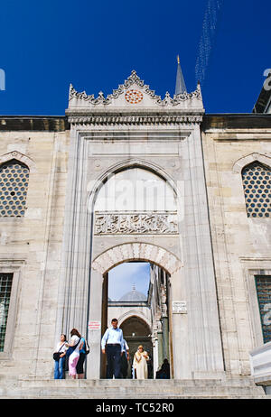 Istanbul, Turchia - 05/24/2010: Eminonu Yeni Cami (nuova moschea) ingresso, Istanbul, Turchia.Le persone al di fuori del quartiere Eminonu Yeni Cami (nuova moschea) ingresso, è Foto Stock